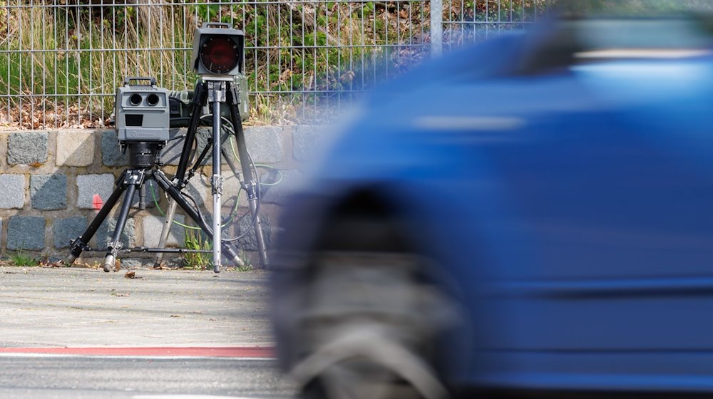 Ein Geschwindigkeits-Messsystem steht in einer Dreißiger-Zone am Straßenrand. / Foto: Daniel Karmann/dpa/Archivbild