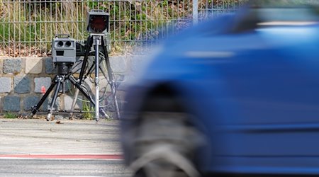 Ein Geschwindigkeits-Messsystem steht in einer Dreißiger-Zone am Straßenrand. / Foto: Daniel Karmann/dpa/Archivbild