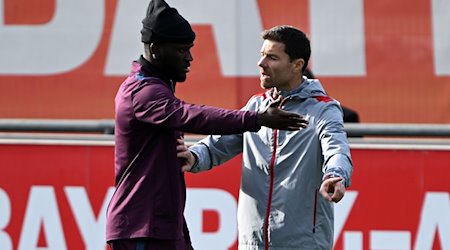 Leverkusens Trainer Xabi Alonso unterhält sich beim Abschlusstraining mit Victor Boniface. Der Stürmer aus Nigeria steht im Pokal-Halbfinale wieder im Kader. / Foto: Federico Gambarini/dpa