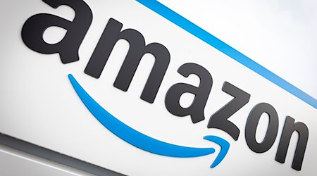Das Logo von Amazon ist am Logistikzentrum des Onlineversandhändlers zu sehen. / Foto: Moritz Frankenberg/dpa