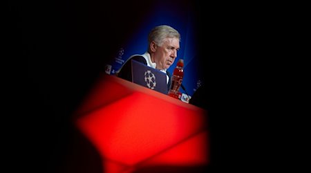 Trainer Carlo Ancelotti von Madrid auf dem Podium. / Foto: Sven Hoppe/dpa