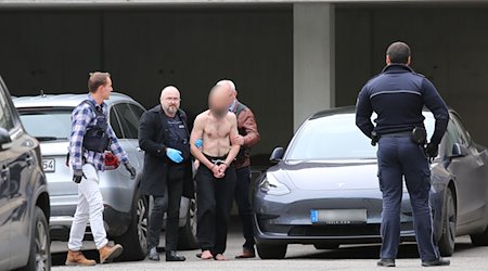 Ein Mann wird zur Haftvorführung ins Amtsgericht Ravensburg gebracht. / Foto: David Pichler/dpa