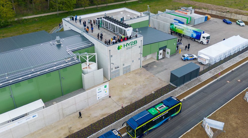 In Pfeffenhausen (Landkreis Landshut) ist eine Anlage für die Erzeugung grünen Wasserstoffs eingeweiht worden. / Foto: HY2B2024/dpa