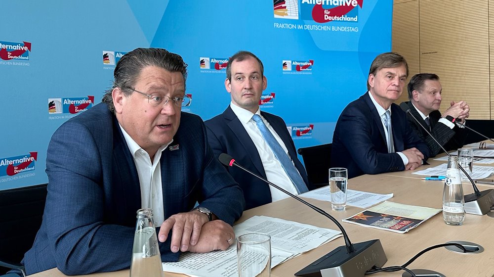 Stephan Brandner (l-r), stellvertretender Bundessprecher der AFD, der AfD-Abgeordnete Norbert Kleinwächter, Bernd Baumann, Erster Parlamentarische Geschäftsführer der AfD-Fraktion, und der AfD-Abgeordnete Kay Gottschalk bei einer Pressekonferenz der AfD-Fraktion. / Foto: Jörg Ratzsch/dpa