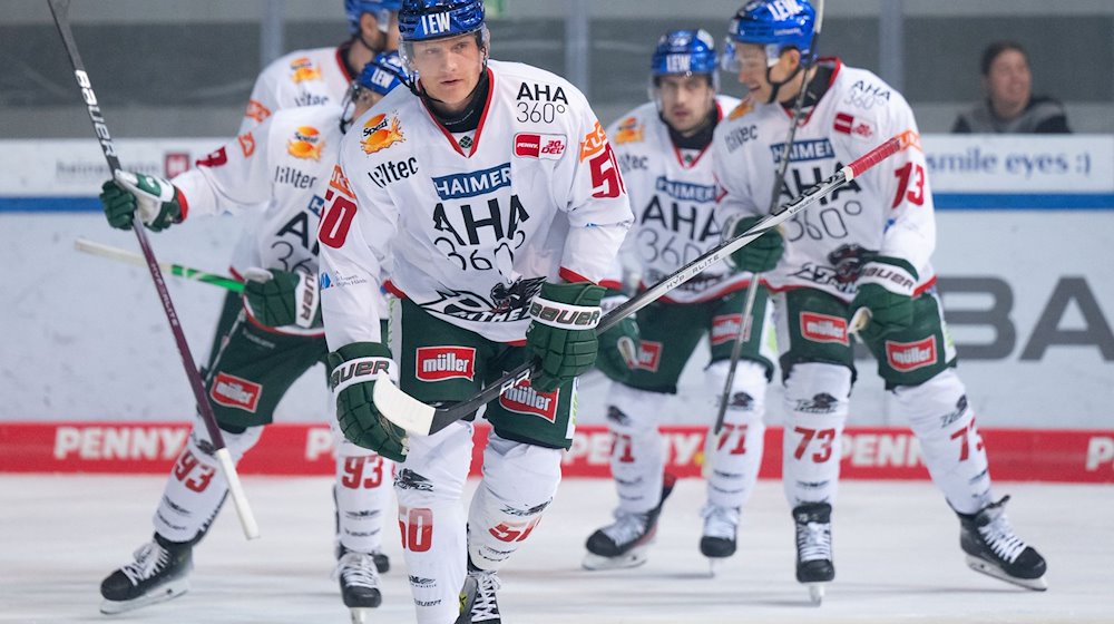 Die Spieler von Augsburg mit Alexander Oblinger (vorne) jubeln über das Tor zum 0:1. Augsburg konnte fünf deutsche Profis für die neue Saison halten. / Foto: Sven Hoppe/dpa