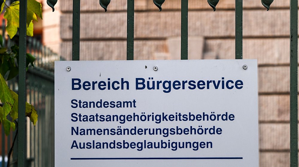 Ein Schild weist am Rathaus der Stadt Potsdam auf den Bereich Bürgerservice mit Standesamt, Staatsangehörigkeitsbehörde, Namensänderungsbehörde und Auslandsbeglaubigungen hin. / Foto: Jens Kalaene/dpa