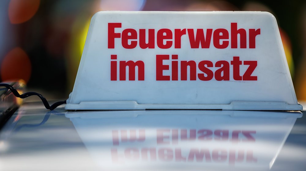 «Feuerwehr im Einsatz» steht auf dem mobilen Auto-Dachschild. / Foto: Daniel Karmann/dpa