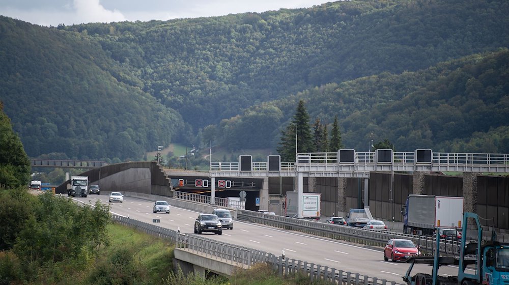 Autos fahren auf der Autobahn A8 bei Gruibingen. / Foto: Marijan Murat/dpa