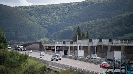 Autos fahren auf der Autobahn A8 bei Gruibingen. / Foto: Marijan Murat/dpa