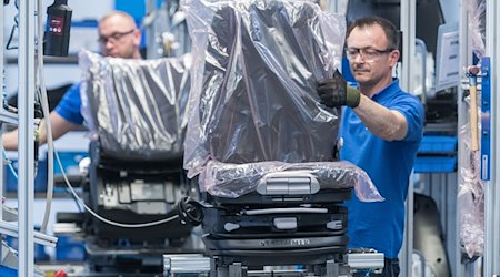 Mitarbeiter arbeiten in der Produktion beim Autozulieferer Grammer an Fahrersitzen. / Foto: Armin Weigel/dpa