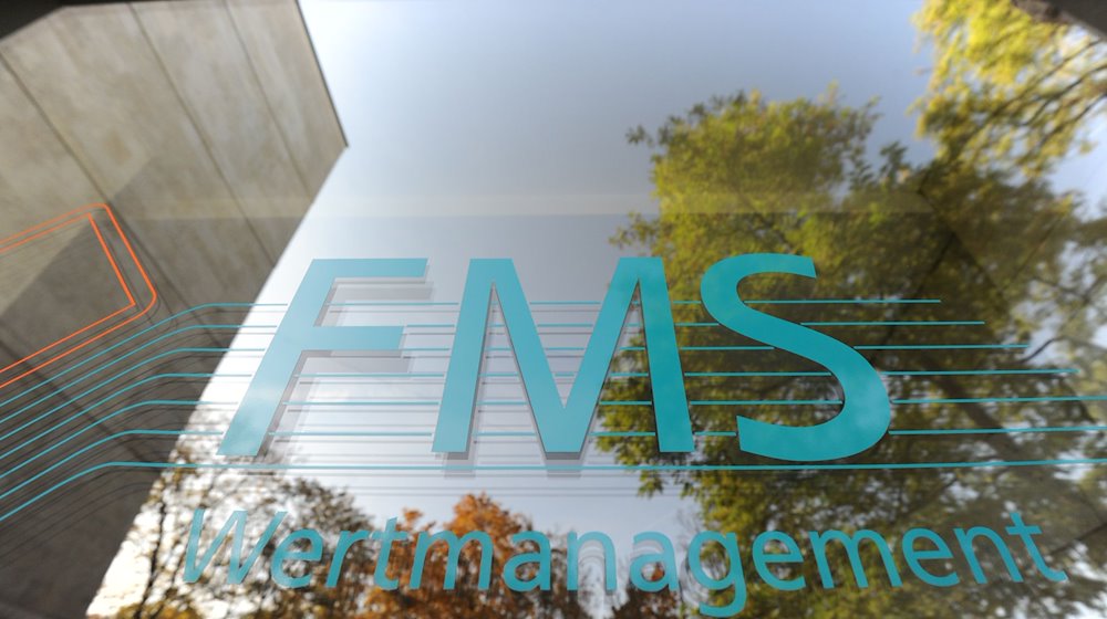 Der Schriftzug der FMS Wertmanagement am Firmensitz in München. / Foto: Andreas Gebert/dpa