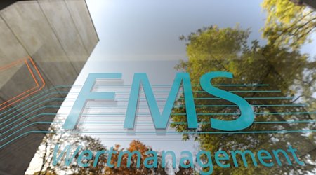 Der Schriftzug der FMS Wertmanagement am Firmensitz in München. / Foto: Andreas Gebert/dpa