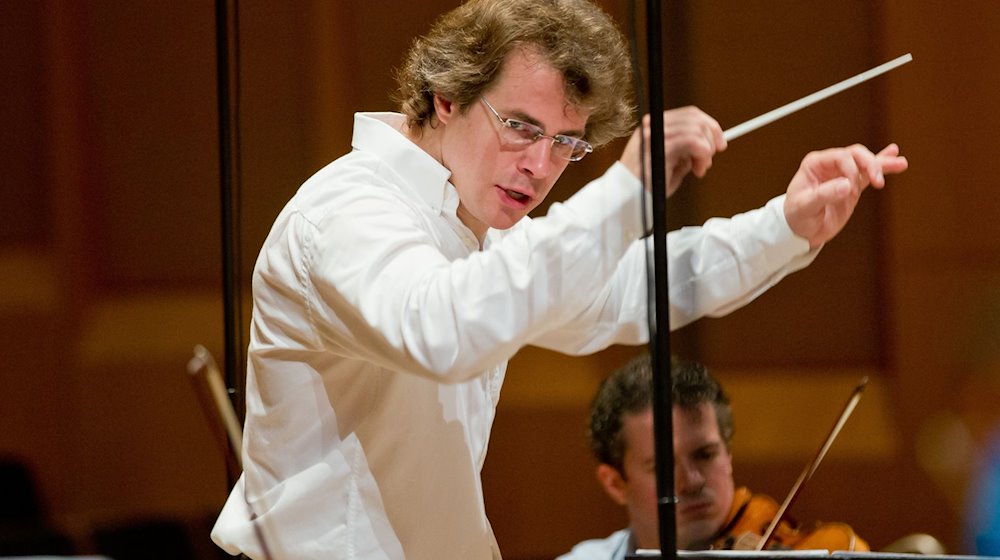 Der Chefdirigent der Bamberger Symphoniker, 
Jakub Hrůša während einer Orchesterprobe. / Foto: Daniel Karmann/dpa