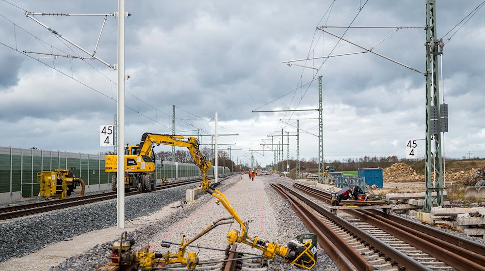 An der ICE-Strecke zwischen Nürnberg und Bamberg wird das Gleis im Gleisbett neu verlegt. / Foto: Daniel Vogl/dpa/Archivbild