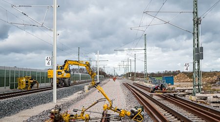 An der ICE-Strecke zwischen Nürnberg und Bamberg wird das Gleis im Gleisbett neu verlegt. / Foto: Daniel Vogl/dpa/Archivbild