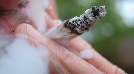 Ein Mann raucht einen Joint. / Foto: Karl-Josef Hildenbrand/dpa