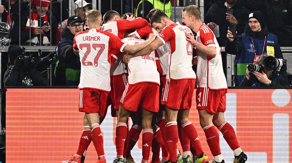 Die Münchner Mannschaft feiert das 1:0 Führungstor durch Bayerns Kimmich. / Foto: Tom Weller/dpa