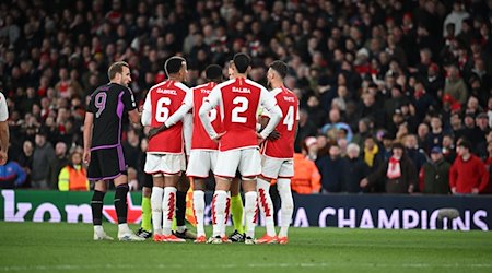 Spieler von Bayern und Arsenal stehen nach dem Spiel zusammen. / Foto: Sven Hoppe/dpa