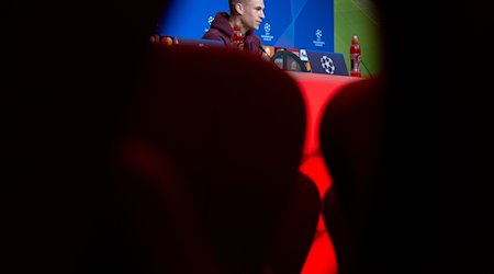 Pressekonferenz FC Bayern in der Allianz Arena. Joshua Kimmich von München auf dem Podium. / Foto: Sven Hoppe/dpa
