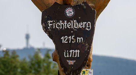 Blick vom Fichtelberg hinüber zum Gipfel des Keilberges auf tschechischer Seite. / Foto: Hendrik Schmidt/dpa/Archivbild