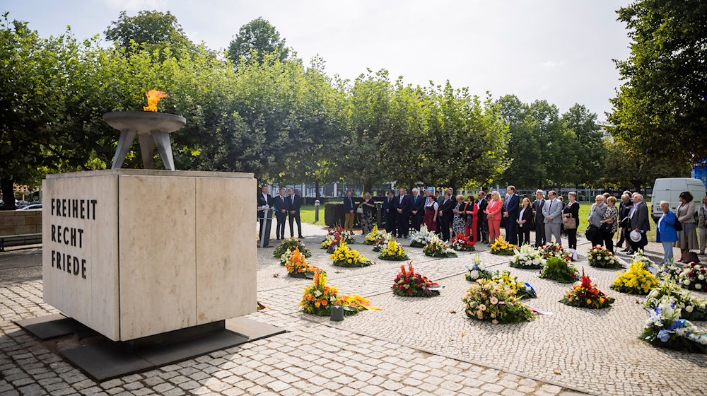 Das zentrale Mahnmal der deutschen Heimatvertriebenen auf dem Theodor-Heuss-Platz. / Foto: Christoph Soeder/dpa