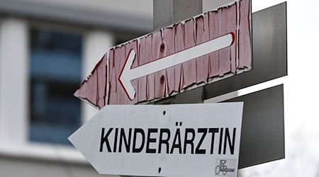 Ein Pfeil weist den Weg zu einer Kinderärztin. / Foto: Jens Kalaene/dpa/Symbolbild