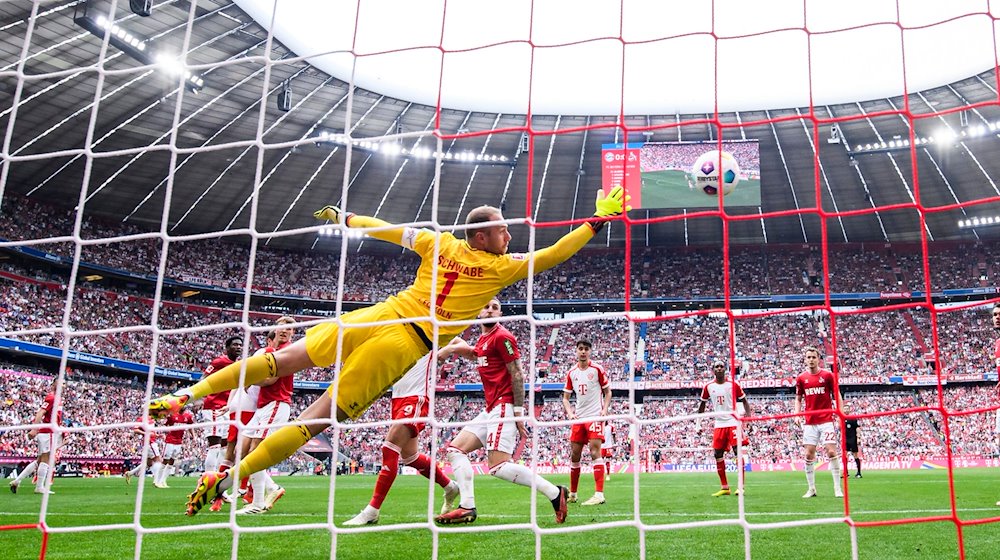 Münchens Raphael Guerreiro macht das Tor zum 1:0 gegen Kölns Torwart Marvin Schwäbe. / Foto: Tom Weller/dpa