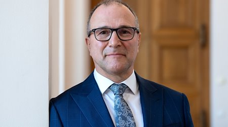 Alexander Hold (Freie Wähler), Vizepräsident des bayerischen Landtages, steht bei einem Fototermin im Präsidentengang des Landtags. / Foto: Sven Hoppe/dpa