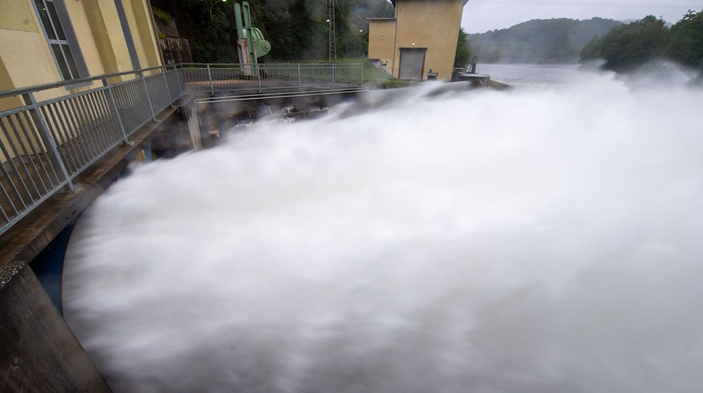 Wasser schießt aus dem Auslass eines Wasserkraftwerks. / Foto: Lino Mirgeler/dpa