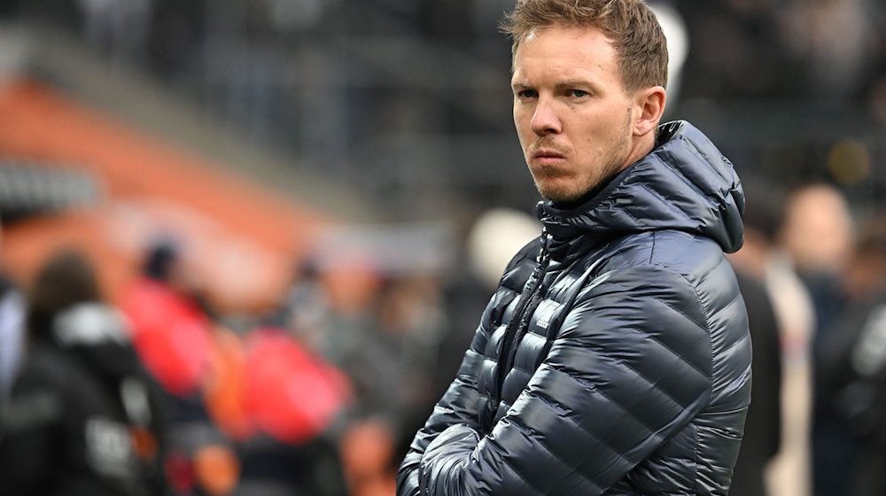 Bayerns damaliger Trainer Julian Nagelsmann steht vor dem Spiel an der Seitenlinie. / Foto: Federico Gambarini/dpa