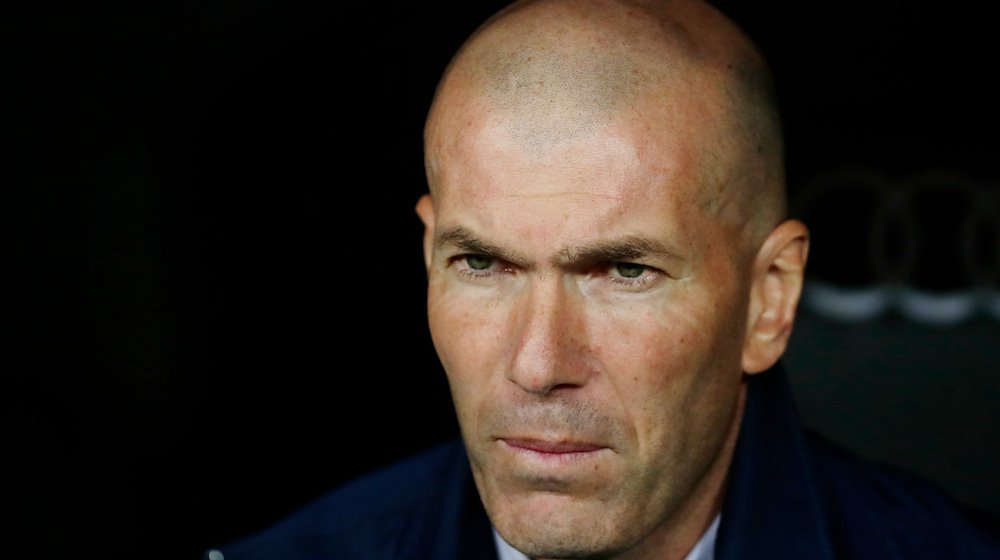 Zinedine Zidane, damals Trainer von Real Madrid, wartet auf den Beginn des Spiels. Der Franzose soll Trainer des FC Bayern München werden. / Foto: Manu Fernandez/AP/dpa