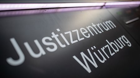 «Justizzentrum Würzburg» steht auf einem Schild im Eingangsbereich zum Landgericht. / Foto: Daniel Karmann/dpa