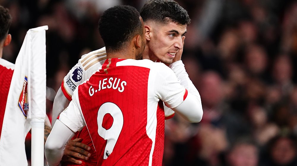 Arsenals Kai Havertz (r) feiert mit seinem Mannschaftskameraden Gabriel Jesus. / Foto: John Walton/PA Wire/dpa