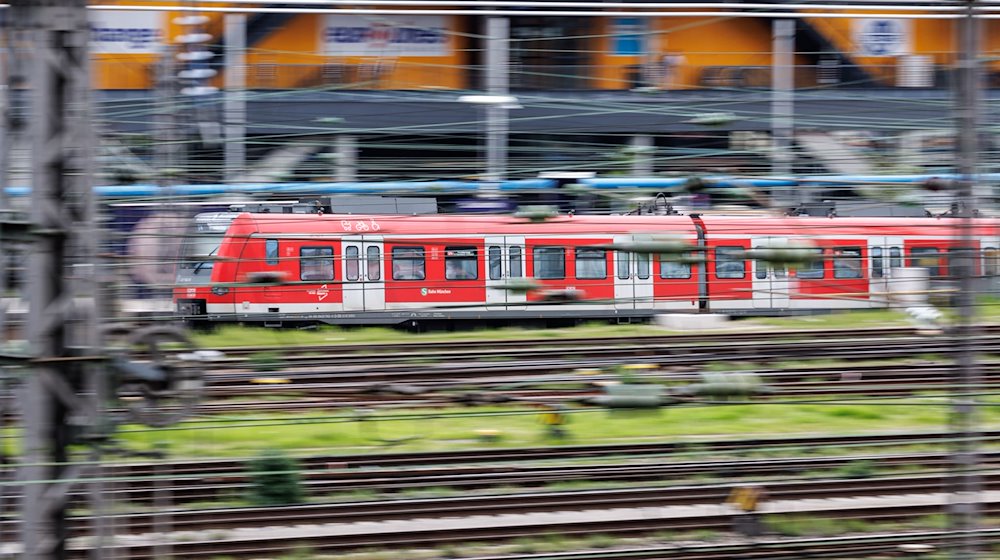 Eine S-Bahn fährt in den Münchner Hauptbahnhof ein. / Foto: Matthias Balk/dpa/Symbolbild