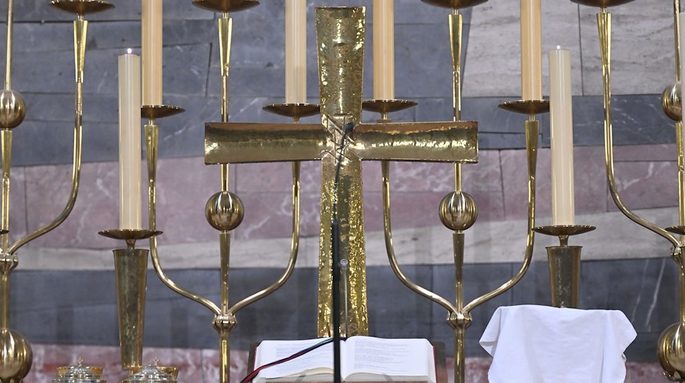 Ein Kreuz ist am Ostersonntag in einer Kirche am Altar zu sehen. / Foto: Felix Hörhager/dpa/Symbolbild