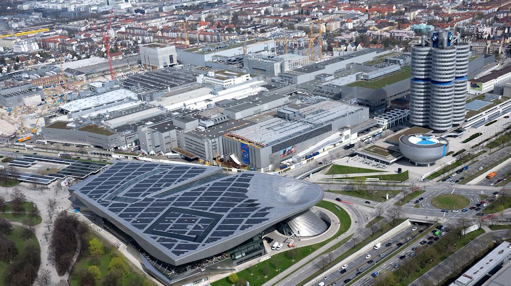 Die Firmenzentrale und das Werk von BMW in München. / Foto: Sven Hoppe/dpa