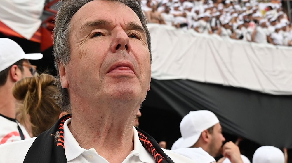 Heribert Bruchhagen, ehemaliger Chef von Eintracht Frankfurt, steht vor dem Spiel auf dem Platz. / Foto: Arne Dedert/dpa/Archivbild