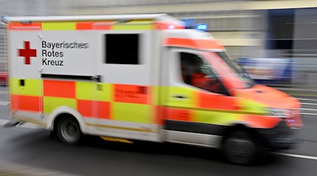 Ein Krankenwagen des Bayerischen Roten Kreuzes auf Einsatzfahrt. / Foto: Peter Kneffel/dpa/Symbolbild