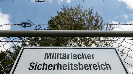 Ein Schild mit der Aufschrift «Militärischer Sicherheitsbereich» hängt am Zaun einer Kaserne. / Foto: Silas Stein/dpa/Symbolbild