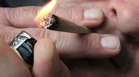 Ein Mann raucht eine selbst gedrehte Cannabis-Zigarette. / Foto: Karl-Josef Hildenbrand/dpa