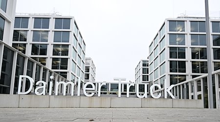 Der Schriftzug des LKW-Herstellers Daimler Truck steht vor der Hauptverwaltung in Leinfelden-Echterdingen. / Foto: Bernd Weißbrod/dpa