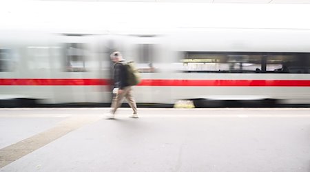 Ein Mann läuft auf einem Bahnsteig im Hauptbahnhof Hannover, während ein ICE einfährt (Aufnahme mit langer Verschlusszeit). / Foto: Julian Stratenschulte/dpa