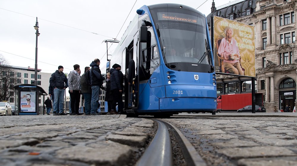 Eine Tram-Bahn steht in der Münchner Innensstadt. / Foto: Sven Hoppe/dpa