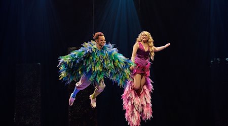 Tim Wilhelm (l) und Stefanie Gröning als Papageno und Papagena in einer Szene aus dem Musical «Die Zauberflöte». / Foto: Michael Böhmländer/Festspielhaus Neuschwanstein/dpa