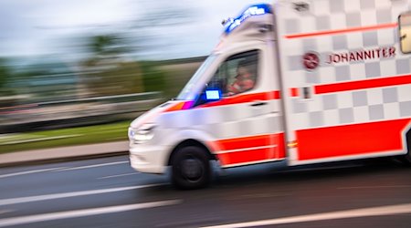 Ein Rettungswagen auf Einsatzfahrt. / Foto: Lino Mirgeler/dpa/Symbolbild