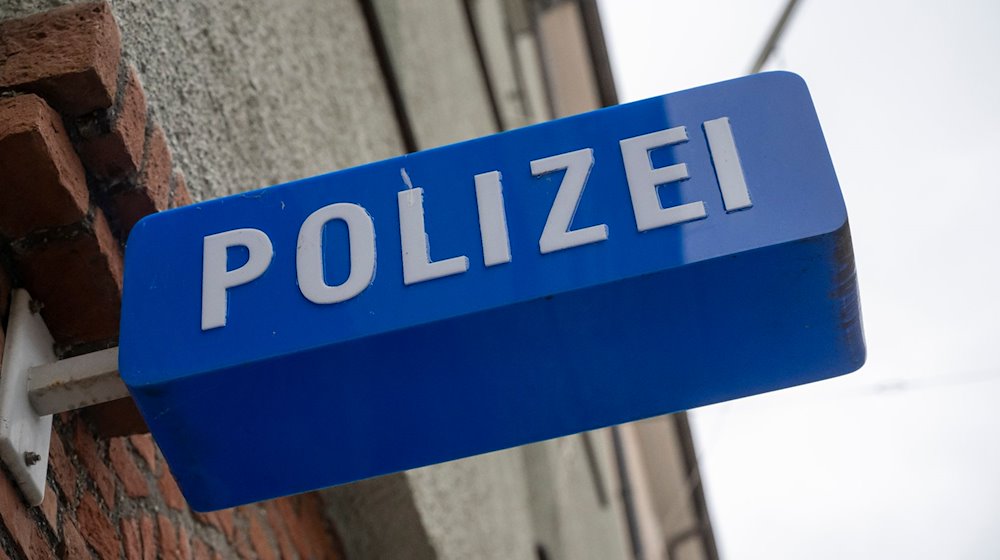 Das Eingangsschild zu einer Polizeiinspektion. / Foto: Peter Kneffel/dpa