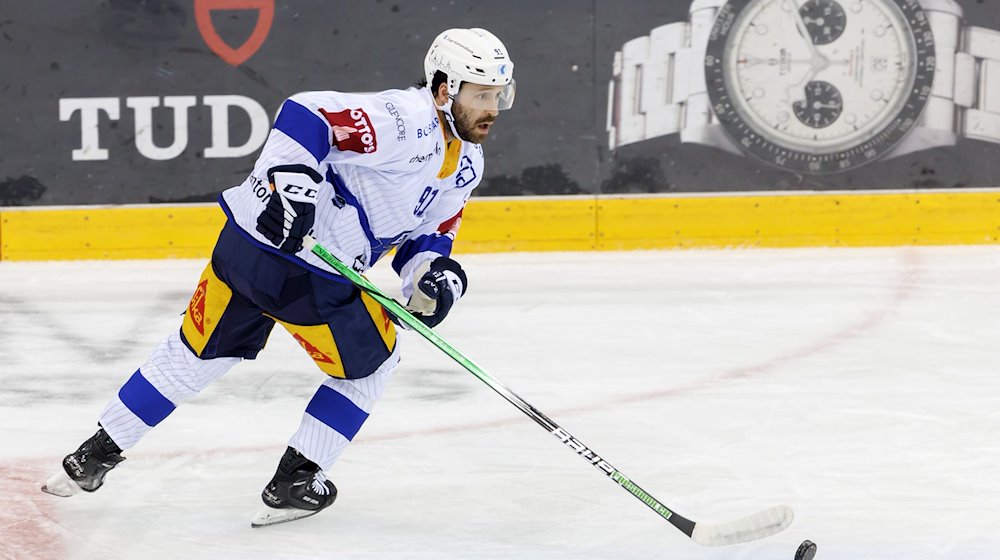 Zugs Stürmer Riley Sheen kontrolliert den Puck während eines Spiels der regulären Saison der Schweizer Meisterschaft in der National League zwischen dem HC Geneve-Servette und dem EV Zug im Eisstadion Les Vernets. / Foto: Salvatore Di Nolfi/Keystone/dpa