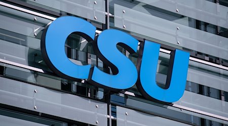 Das Logo der CSU ist an der CSU-Parteizentrale zu sehen. / Foto: Sven Hoppe/dpa