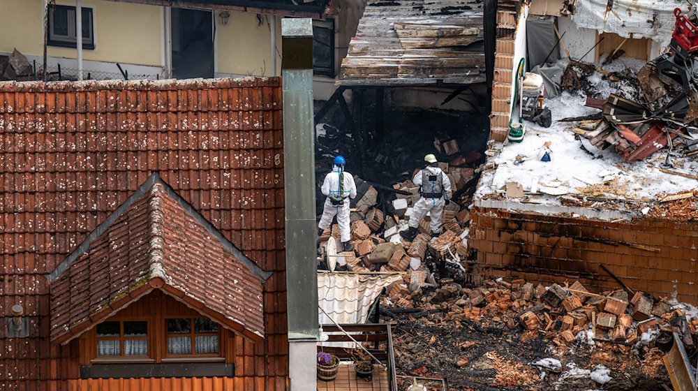 Völlig vom Feuer zerstörte Häuser sind im Ortskern zu sehen. / Foto: Armin Weigel/dpa