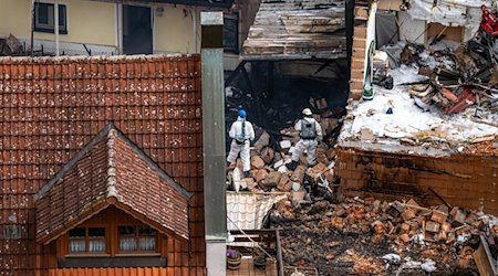 Völlig vom Feuer zerstörte Häuser sind im Ortskern zu sehen. / Foto: Armin Weigel/dpa